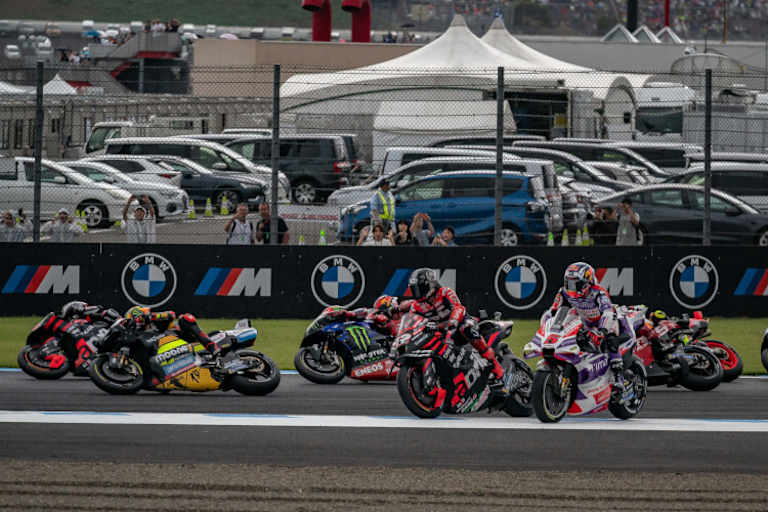 Für Maverick Viñales und Johann Zarco geht es geradeaus ins Kiesbett