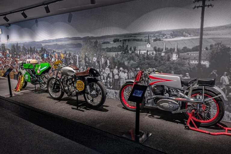 Die ausgestellten Rennfahrzeuge widerspiegeln die Entwicklung des Rennsports und des Fahrzeugbaus