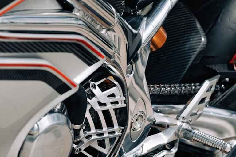 Polierter, handgeschweisster Alurahmen und weitere hochwertige Frästeile an der Norton V2SV