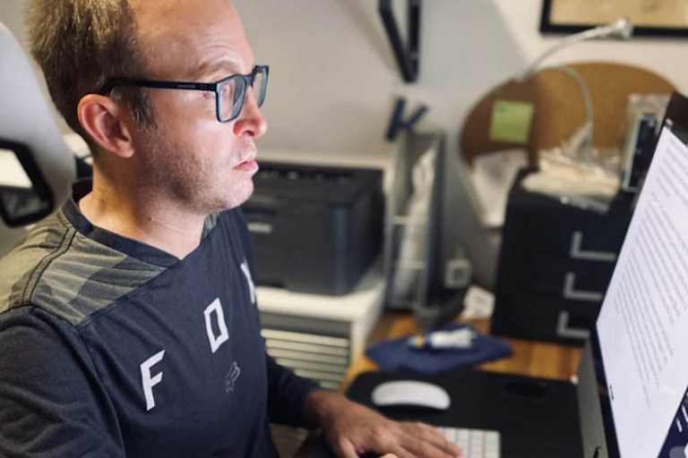 Kenny Noyes arbeitet wieder am Computer