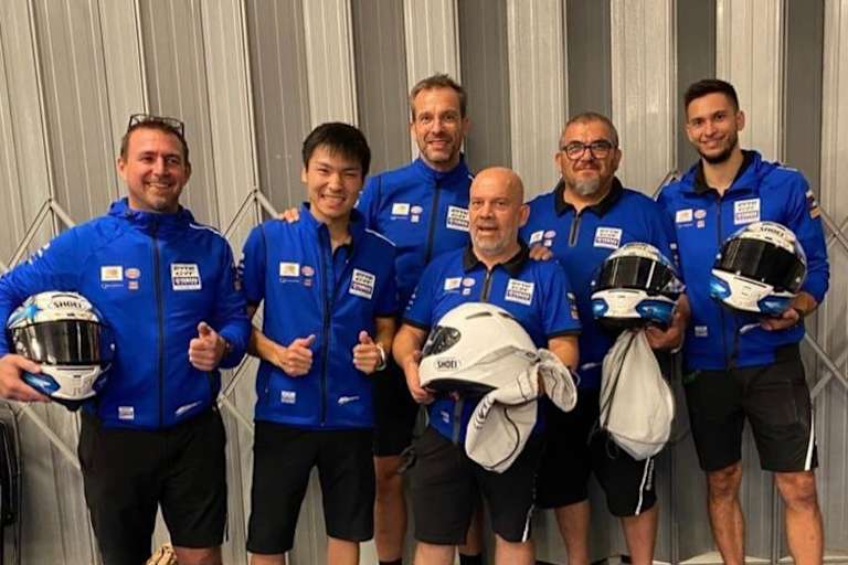 Ein Geschenk für jeden Mechaniker: Kohta Nozane verabschiedete sich mit einer feinen Geste von GRT Yamaha