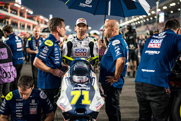 Teamchef Peter Öttl (links) mit Sasaki (71)