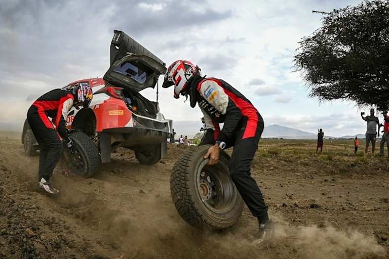 Sébastien Ogier beim Reifenwechsel 2022