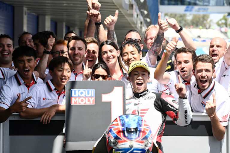 Hiroshi Aoyama freut sich direkt hinter Ogura über dessen ersten Sieg, links freuen sich die Moto3-Fahrer Aji und Furusato mit