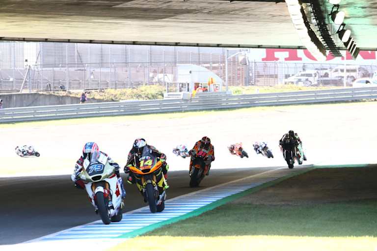 Ai Ogura vor Tony Arbolino und Alonso López