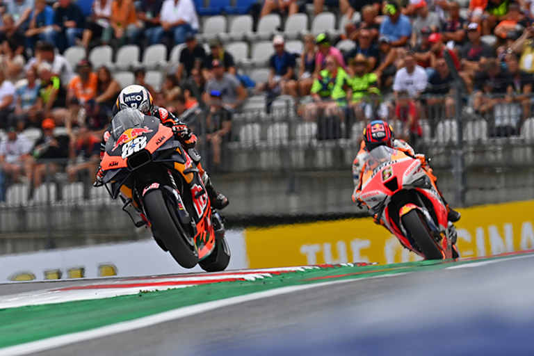 Im Q1 von Spielberg: Migiel Oliveiura wird von Stefan Bradl verfolgt