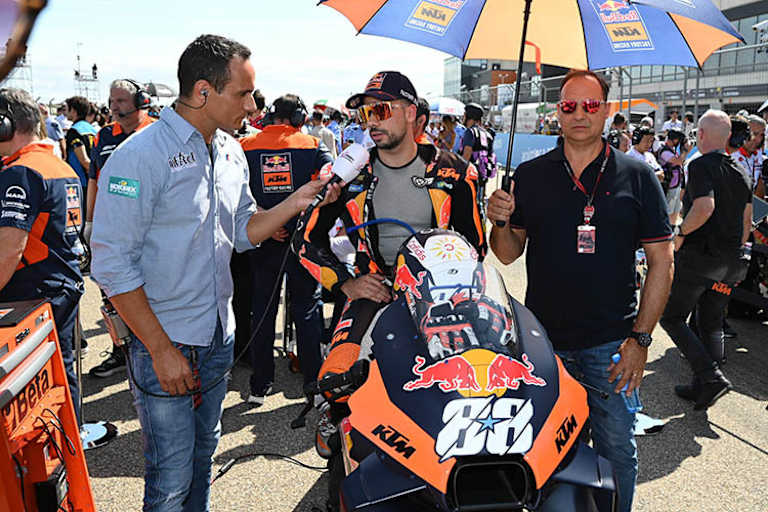 Miguel Oliveira am Grid mit Alex Hofmann (ServusTV) und Papa Paulo Oliveira 