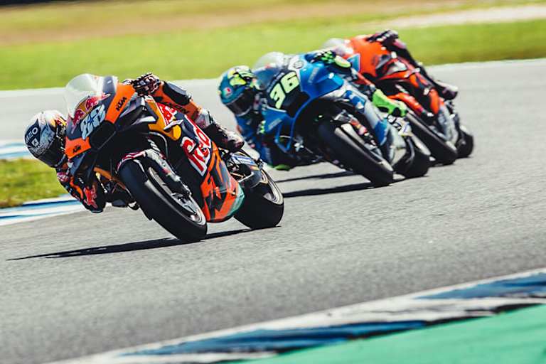 Miguel Oliveira auf dem Vormarsch vor Joan Mir (36) und Remy Gardner