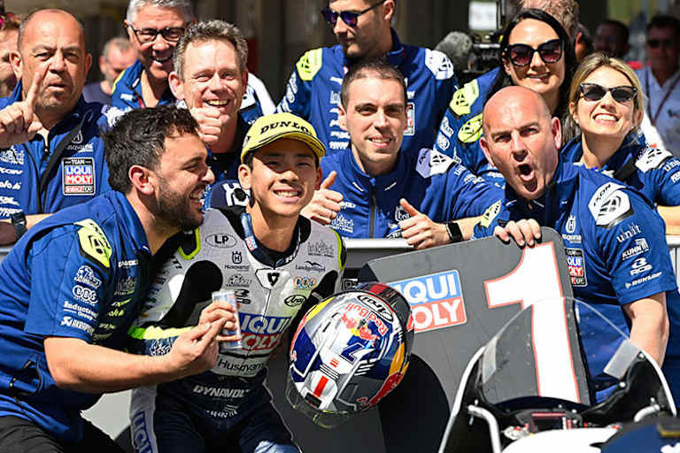 Ayumu Sasaki, dahinter Teamchef Peter Öttl