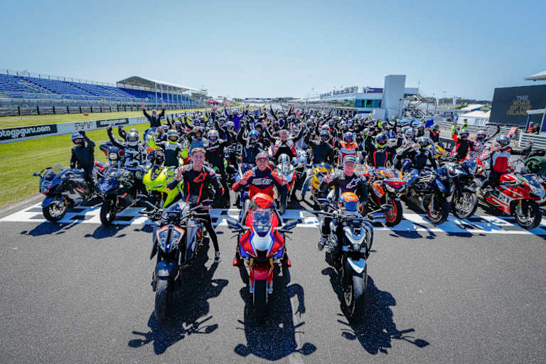 Pedro Acosta, Marc Márquez und Joel Kelso posierten zum Abschluss mit den Bikern für ein Erinnerungsbild