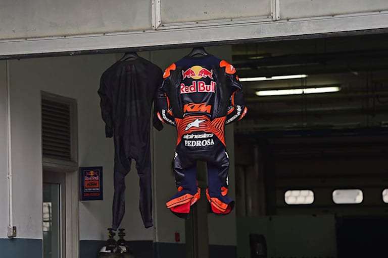 Im Regen ging Dani Pedrosa heute nicht auf die Piste, seine Arbeitsbekleidung durfte luftrocknen