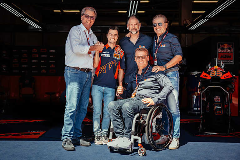Die Zusammenarbeit geht weiter: Stefan Pierer, Dani Pedrosa, Jens Hainbach, Hubert Trunkenpolz und Pit Beirer