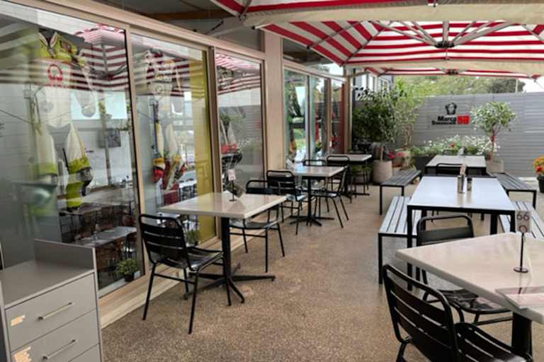 Von allen Esstischen aus sind die Lederkombis zu sehen