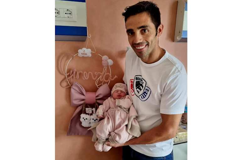 Papas Startnummer 51 schmückt die rosa Schleife für Ginevra