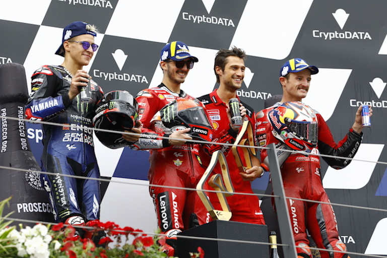 Mit dem Ducati-Duo durfte 2022 auch Yamaha-Werksfahrer Fabio Quartararo als Zweiter aufs Spielberg-Podest