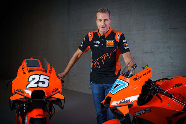 Teambesitzer Hervé Poncharal mit den MotoGP-Bikes von Remy Gardner und Raúl Fernández