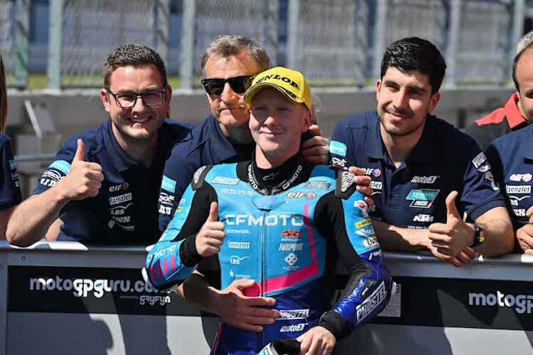 Das deutsche CFMOTO PrüstelGP Team jubelt: Mit Joel Kelso in Reihe 1