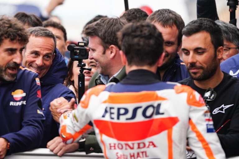 Alberto Puig gratuliert Márquez zu Startplatz 2