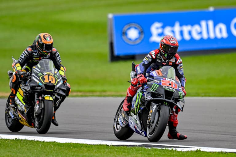 Ein ungleicher Kampf: Luca Marini auf der Ducati GP22 gegen Fabio Quartararo auf der Yamaha M1