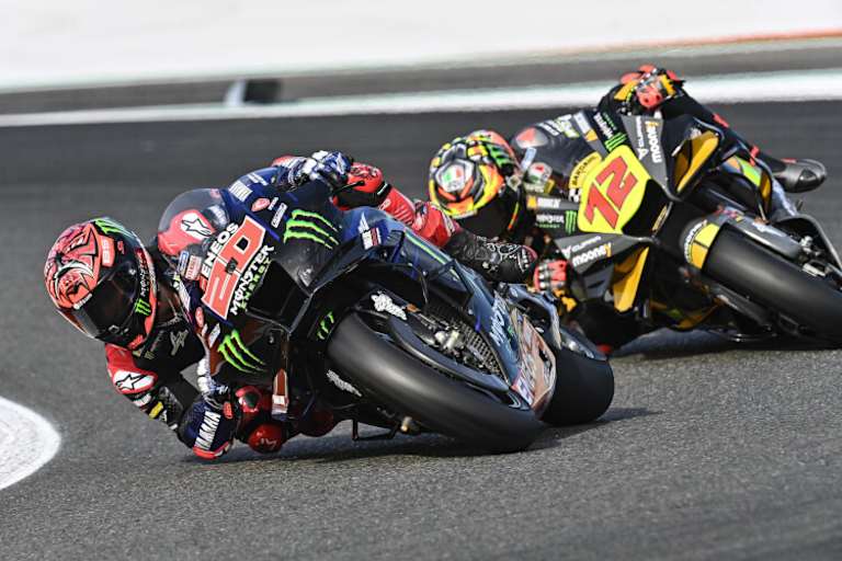 Quartararo (hier vor Bezzecchi) weiß: «Wir werden nie den Motor einer Ducati haben.»