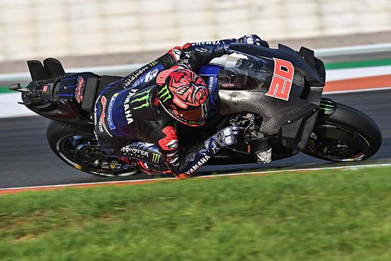 Fabio Quartararo testete in Valencia im November ein anderdess Heck mit Dinosaurier-Flügeln