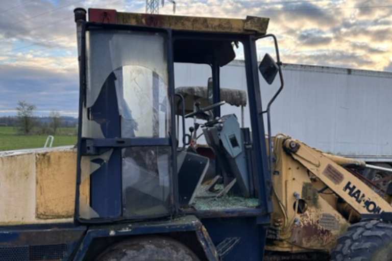 Sinnlose Zerstörung am Radlader