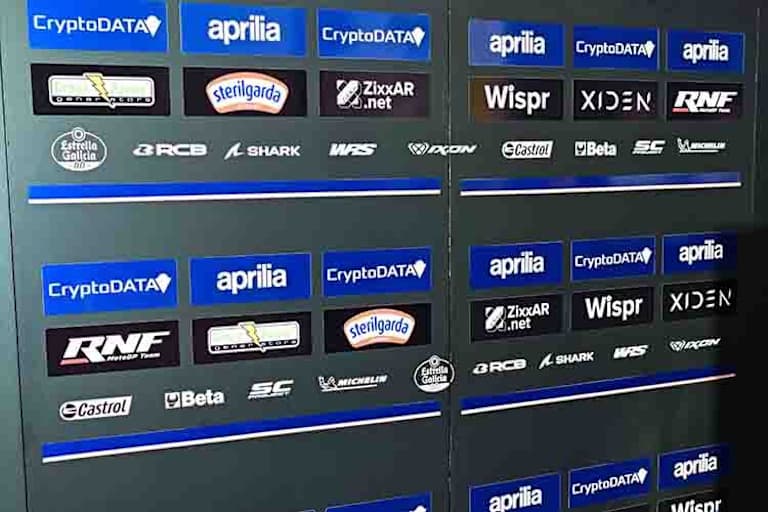 Hinter der RNF-Aprilia-Box steht noch die Tafel mit allen Sponsoren