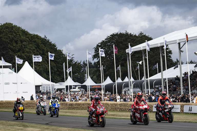 Savadori (32), Pol Espargaró (44), Pirro (51), Roberts (1), Dakota Mamola (42) und Randy Mamola (1)