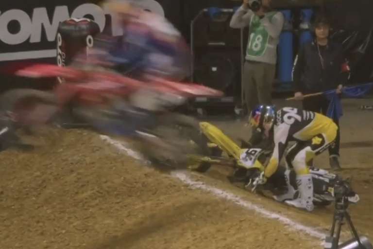 Ken Roczen stürzt in Führung liegend, Jett Lawrence geht vorbei