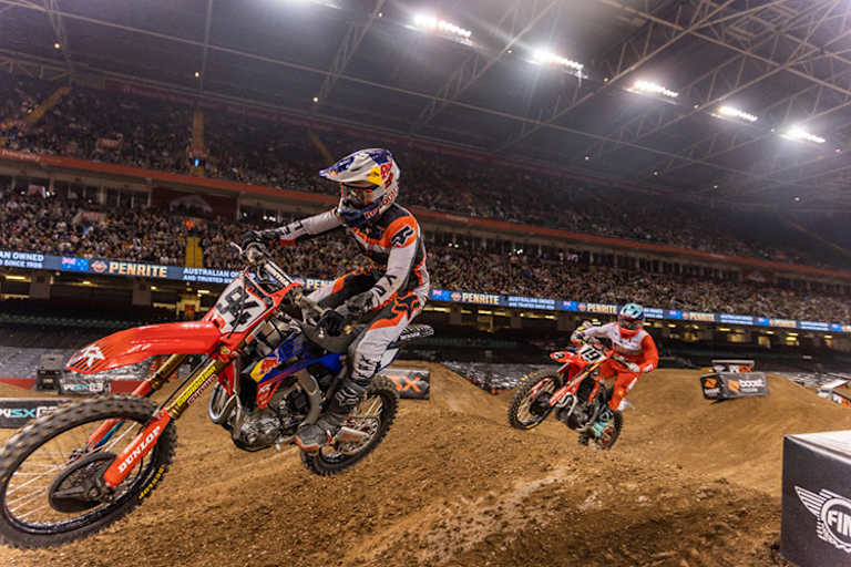 Melbourne: Ken Roczen (94) landete auf Platz 2. Rechts unten ist ein FIM-Logo zu sehen