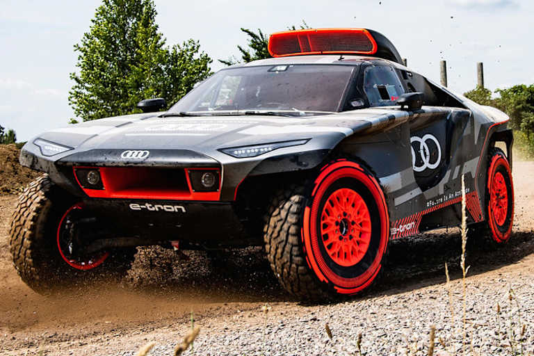 Im Audi RS Q E-Tron brummt ein 2-Liter-Turbo-Vierzylinder-Verbrennungsmotor