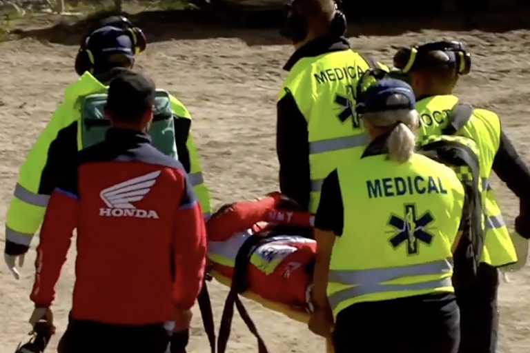 Stephen Rubini wird nach seinem Crash abtransportiert