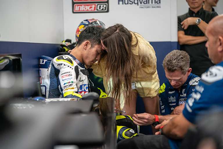 Sasaki war niedergeschlagen und wurde getröstet, rechts neben ihm Peter Öttl