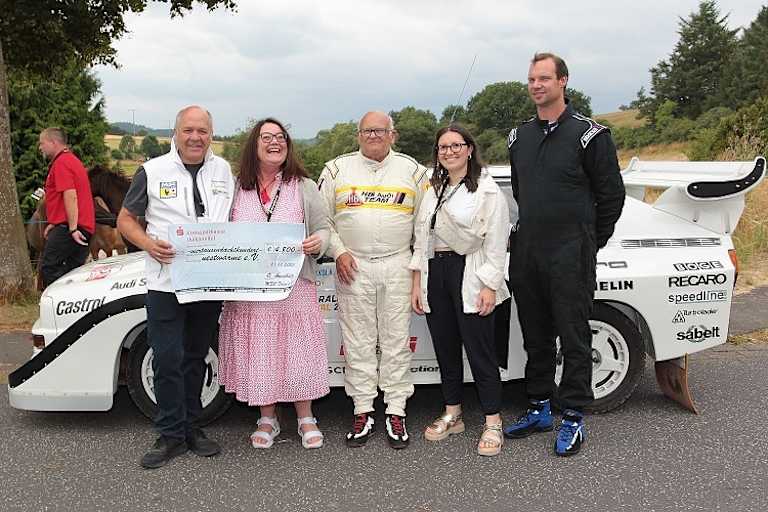 Scheckübergabe an Nestwärme eV.