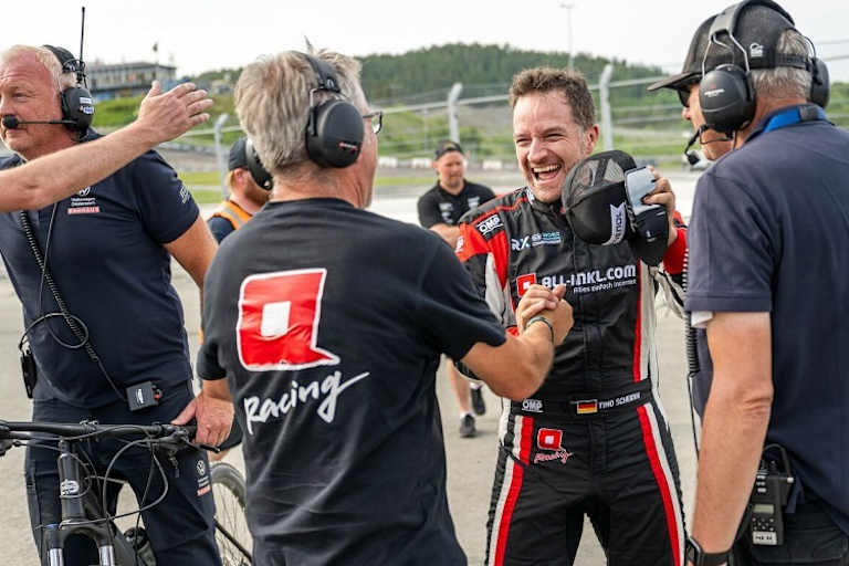 Freude bei Timo Scheider