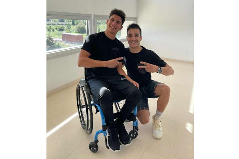 Zahrleiche Motorrad-Kollegen sprechen Tatay Mut zu, hier mit Superbike-Werksfahrer Iker Lecuona