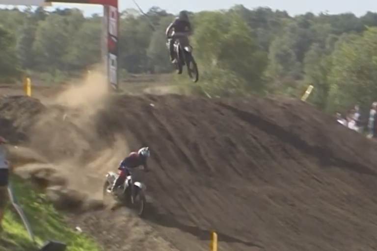 Jeremy Seewer kämpfte und sprang sogar neben die Strecke