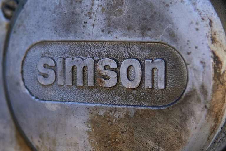 Eine lebendige Szene bewegt rund 100 Simson Mopeds regelmässig im schweren Gelände