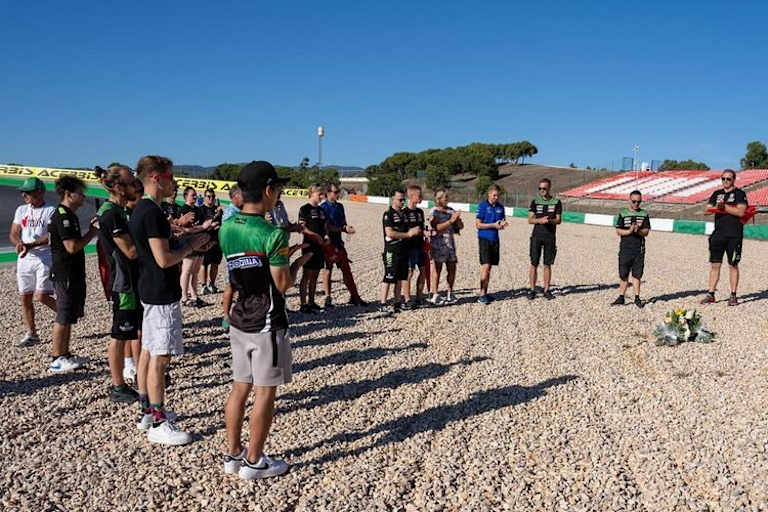 Eine kleine Runde von Freunden traf sich in Portimao an der Unfallstelle