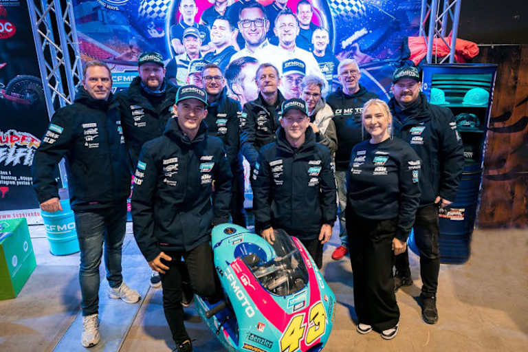 Die CFMOTO-Mannschaft am eigenen Stand
