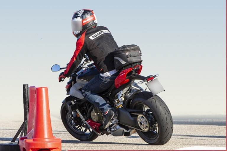 Mit einer neu geformten Auspuffanlage wappnet Ducati die Streetfighter V4 für kommende Lärmnormen 