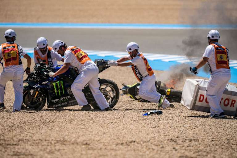 Die Ducati von Bezzecchi fing im Kiesbett Feuer