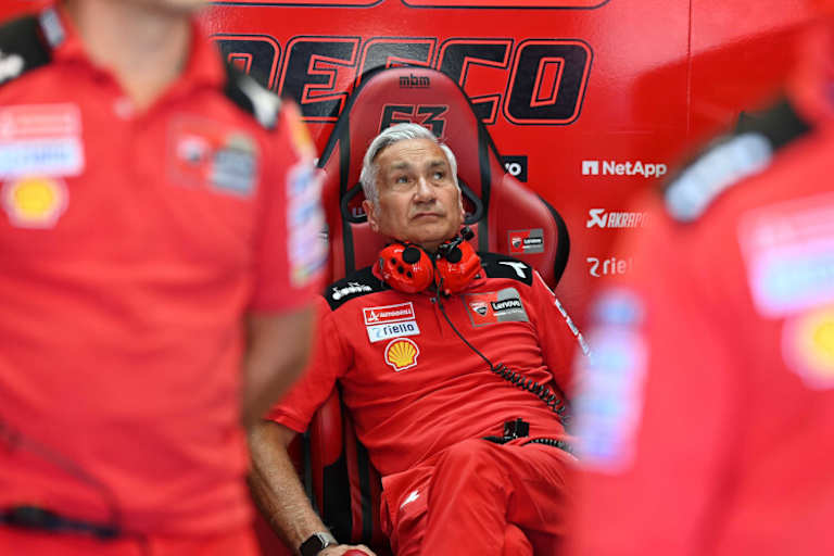 	Davide Tardozzi beobachtet das Geschehen von Bagnaias Platz aus