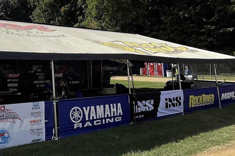 Unter diesem Zelt sind Team Schweiz und das DMSB-Team untergebracht