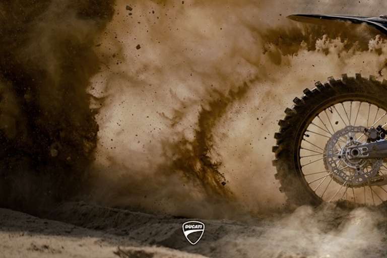 Wir stellen erfreut fest, dass die 450er von Ducati genug Power hat, um das Hinterrad durchdrehen zu lassen