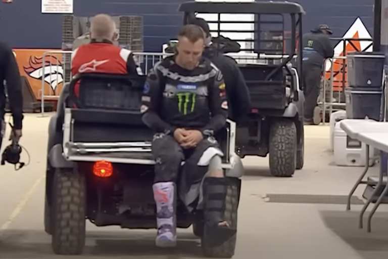 Eli Tomac wird aus dem Stadion gefahren