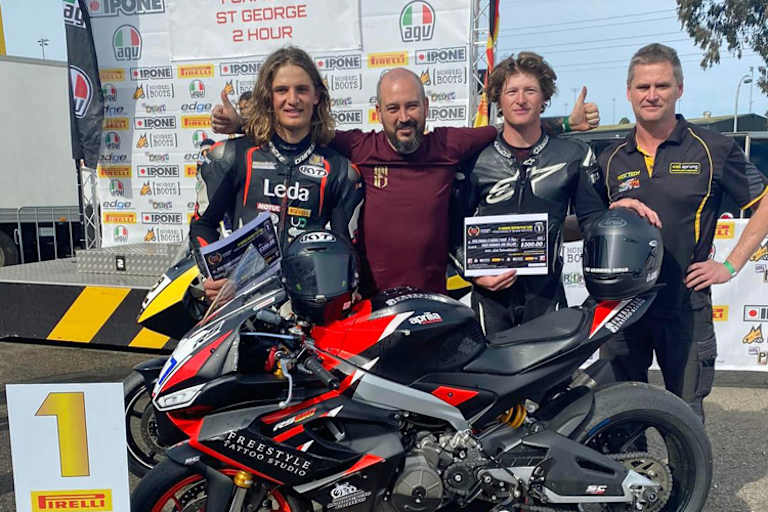 Tom Toparis (li.) wieder zurück auf dem Motorrad