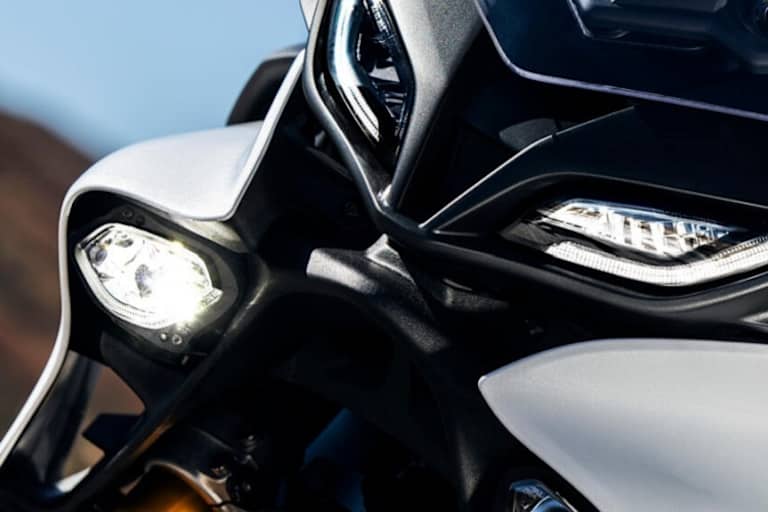 Nicht zu sehen: Die Radareinheit verbirgt sich unter einer Abdeckung in der Frontverkleidung