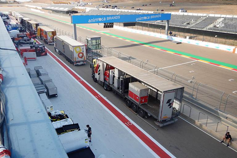 Nach dem letzten Rennen parkten bereits die Lkw in der Boxengase, die Frachtkisten wurden eingeladen