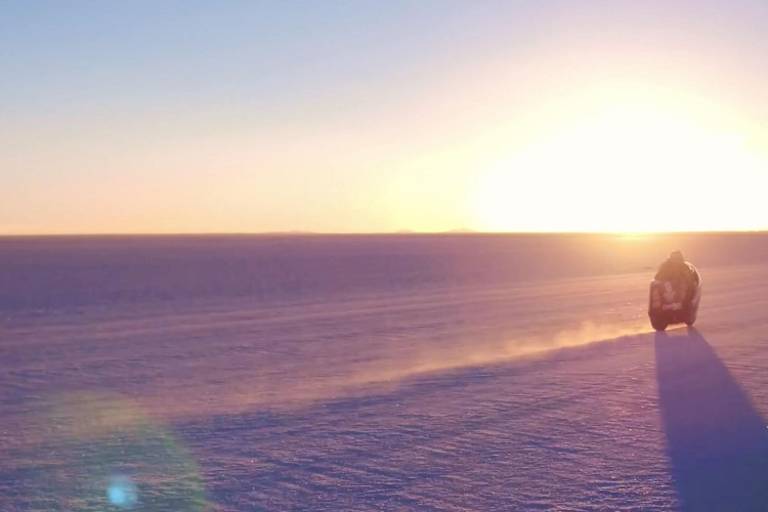 Von Sonnenaufgang bis Sonnenuntergang sollen auf dem Uyuni Geschwindigleitsrekorde in verschiedenen Kategorien angegriffen werden